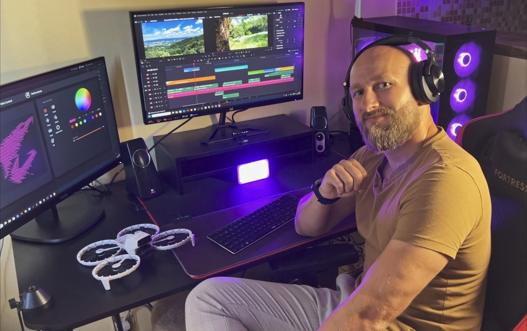 Petr při střihu videa v DaVinci Resolve Studio
